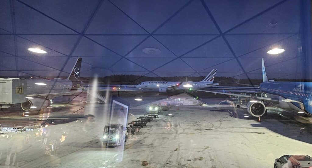 Toestel van Air France bij nacht, gefotografeerd door een spiegelende ruit van Helsinki Airport