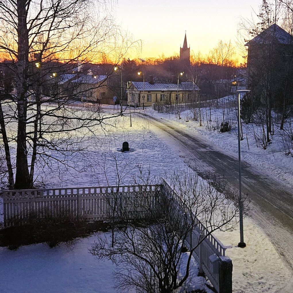 Uitzicht in de winter op kerk van Uusikaupunki in Finland.