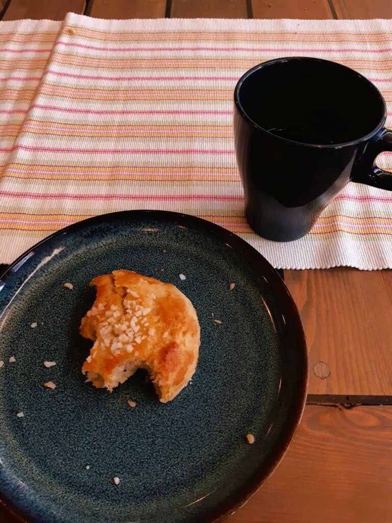 Een beker koffie en een kaneelbroodje, in het Fins: kahvia ja pulla.