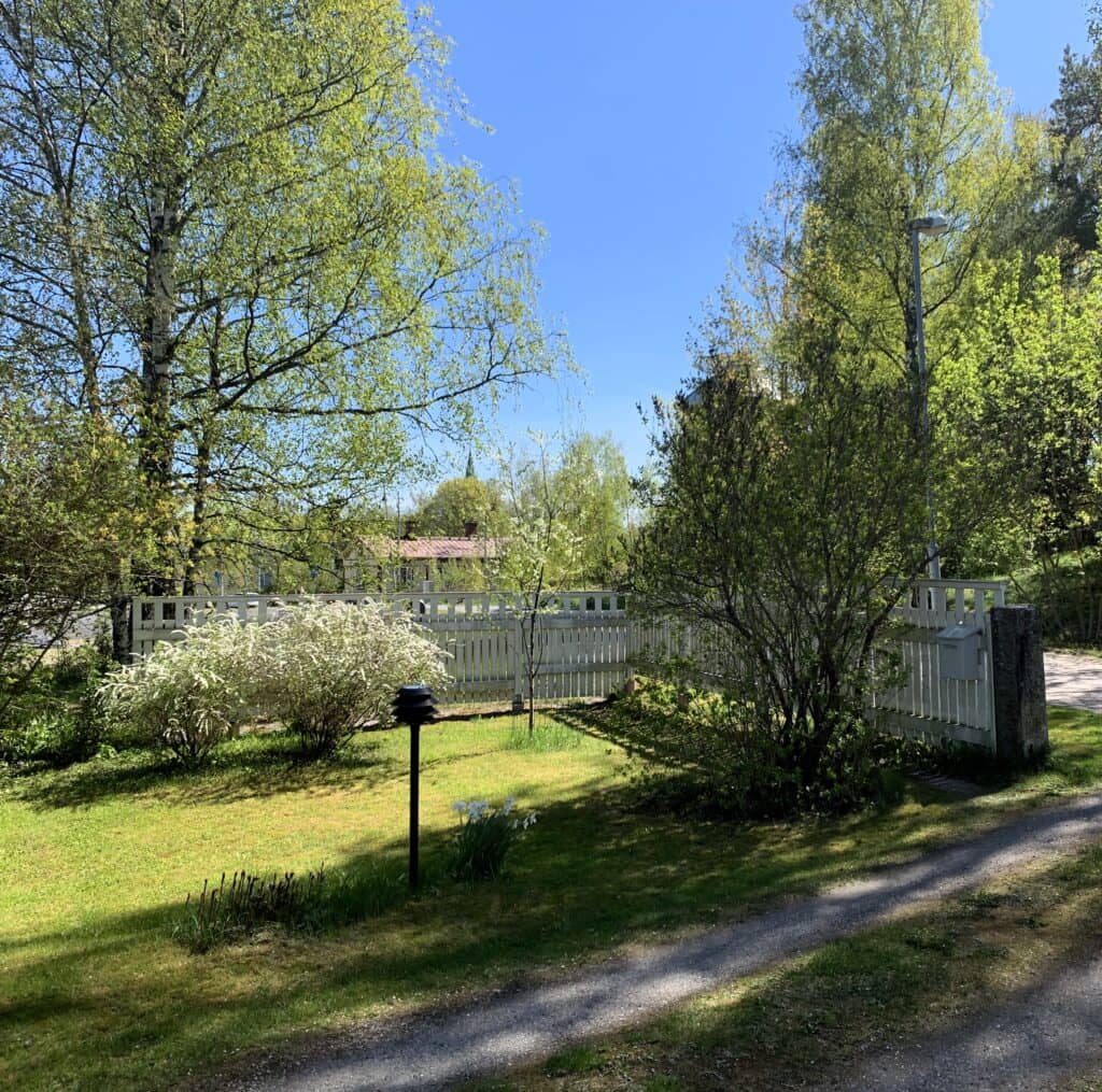 Voorjaar in tuin met zicht op kerk van Uusikaupunki in Finland.