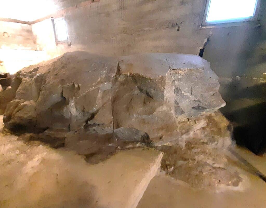 Een rotsblok in een kelder in Finland