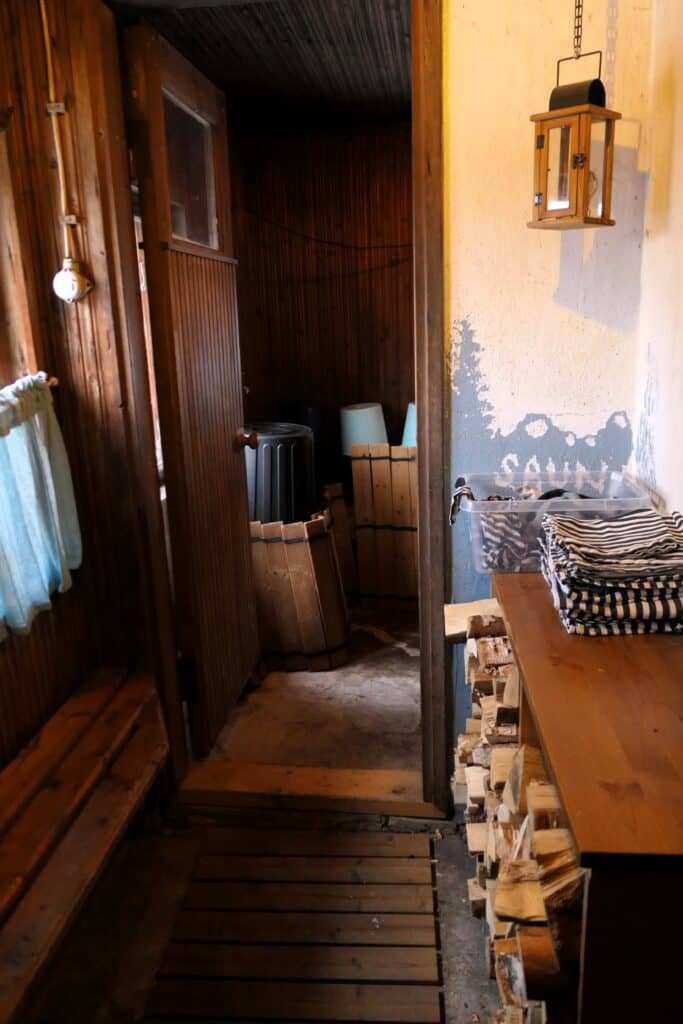 Hal houtgestookte sauna Finland met stapel brandhout