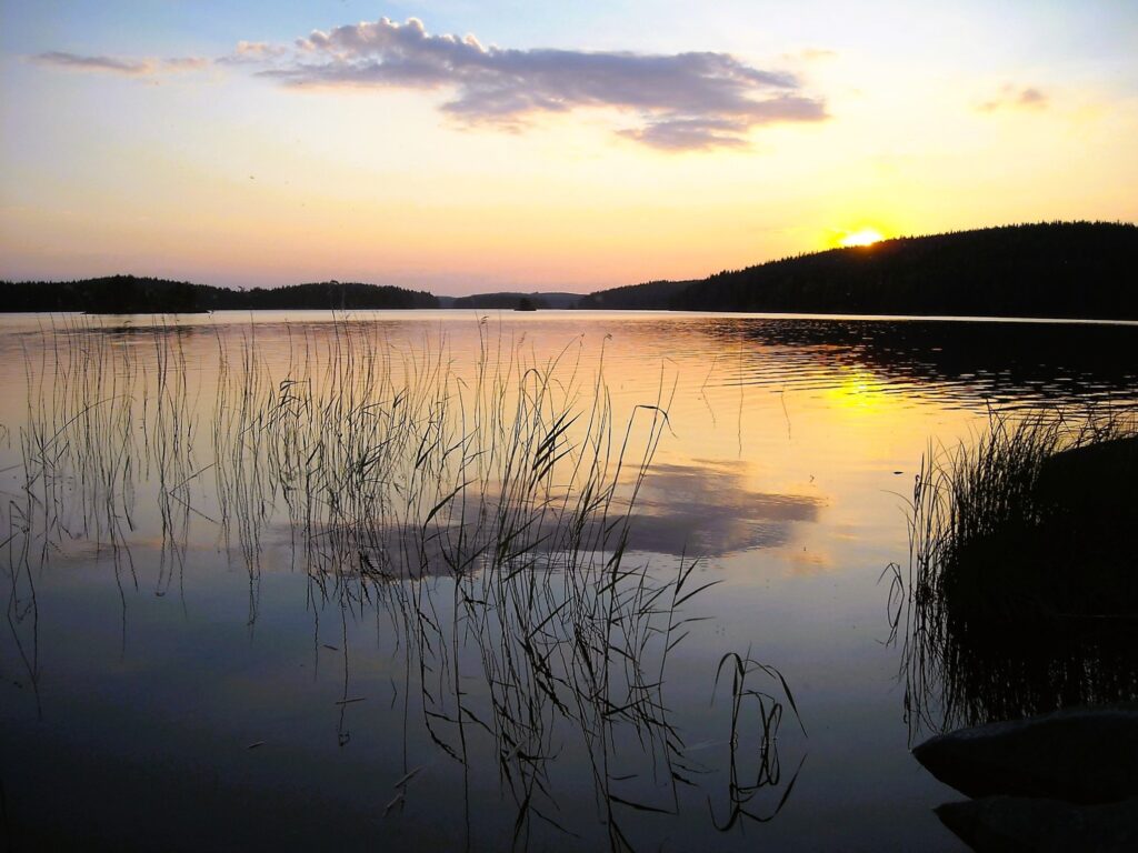 Meer bij zonsondergang in Koloveden, Finland