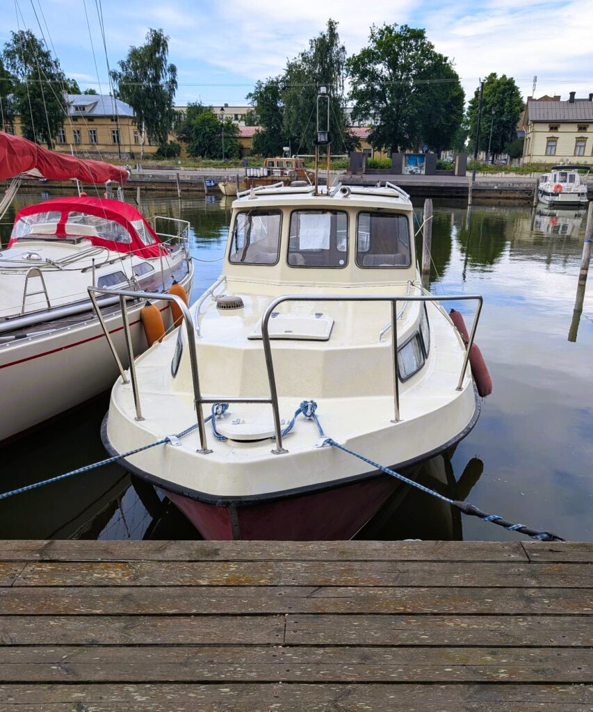 Kajuitboot in jachthaven Finland